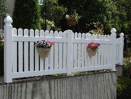 お庭をより美しく華やかに引立てる白くて美しいバイナルフェンス
