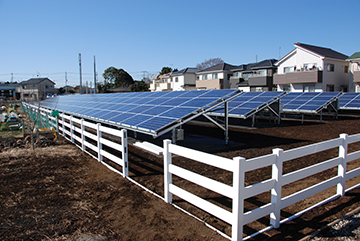 大型太陽光発電施設へオシャレな白いバイナルフェンスを採用されました