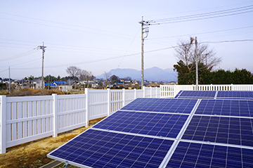 太陽光発電施設へオシャレな白いバイナルフェンス野設置