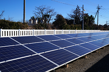 太陽光発電施設へオシャレな白いバイナルフェンスの設置